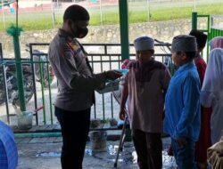 Peduli Anak, Bhabinkamtibmas Bripka La Maludu Bagi Masker Pada Anak – Anak Pengajian di Masjid Khoirul Ummah Karubaga