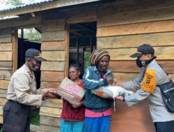 Peduli Pembangunan Rumah Kelompok Tani, Kapolres Tolikara Serahkan Bantuan