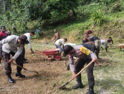 Prioritaskan Gotong Royong, Polsek Bokondini Berikan Bantuan Tenaga