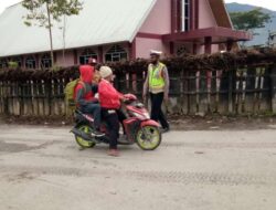 Sat Lantas Polres Tolikara Berikan Pelayanan Gatur Lalin Dan Himbauan Prokes Pada Pelaksanaan Ibadah Minggu