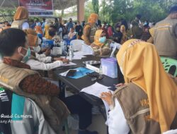 Situasi Ditribun Lapangan Makkatang Penuh Oleh Masyarakat Tunggu Giliran Divaksin