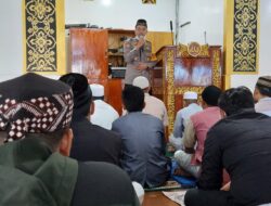 Mendukung Vaksinasi Nasional, Kabag Ops Polres Tolikara Lakukan Sosialisasi Kepada Jamaah Masjid Khoirul Ummah