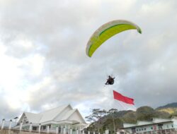 Warnai Puncak Hari Bhayangkara Ke – 75, Personil Polres Tolikara Kibarkan Bendera Merah Putih Dan Logo Tribrat