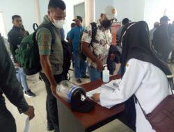 Antisipasi Lonjakan Covid -19, Polres Tolikara Dan Tenaga Medis Perketat Pintu Masuk Bandara Kota Karubaga