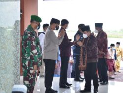 Kapolda Sambut Kedatangan Gubernur dan Wakil Gubernur Jambi Terpilih di Bandara Sultan Taha 