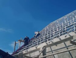 Polri Presisi : Personil Polsek Bokondini Salurkan Bantuan Tenaga Pengecetan dan Pemasangan Atap Gereja