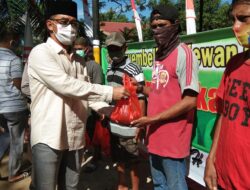 Kapolres Takalar Bagikan Daging Kurban kepada Warga Terdampak Covid-19