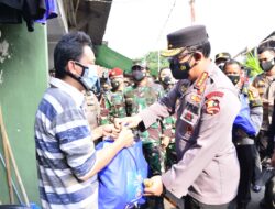 Panglima TNI dan Kapolri Sosialisasi Vaksin Keliling dan Serahkan Langsung Bansos ke Warga Jakarta