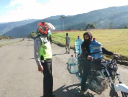 Berikan Pelayanan Prima, Sat Lantas Polres Tolikara Amankan Aktifitas Masyarakat di Jalan Raya