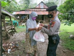 Kasat Sabhara Polres Takalar Bagikan Sembako ke Warga Terdampak Covid-19