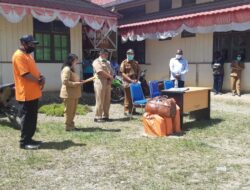 Personil Polres Tolikara Amankan Penyerahan Dana Bantuan Program Sembako Alternatif (PSA) dan BST Kabupaten Tolikara