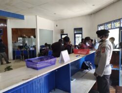 Cegah Covid – 19 Di Bank Papua, Personil Polres Tolikara Berikan Himbauan Prokes