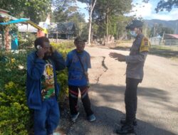 Personil Polsek Bokondini Laksanakan Patroli Jalan Kaki, Ajak Warga Pakai Masker Saat Diluar Rumah