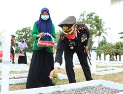 Kapolres Takalar Bersama Forkopimda Tabur Bunga di TMP Polongbangkeng Dalam Rangka HUT RI Ke-76