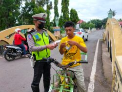 Ops Patuh , Satlantas Polres Takalar Bagikan Masker