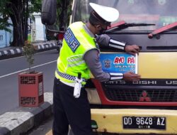 Satlantas Polres Takalar,Bagikan Masker Dan Penempelan Stiker Pada Kendaraan