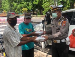 Jajaran Sat Lantas Polres Takalar Bagikan Nasi Kotak