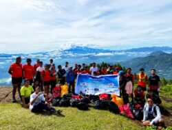 Runtoraja Rayakan Ultah ke-2 Dengan Membersihkan Sampah Plastik di Gunung Sesean.