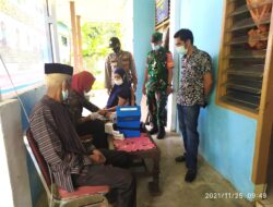 Bhabinkamtibmas Bajeng Pantau Jalannya Vaksinasi di Kantor Kelurahan