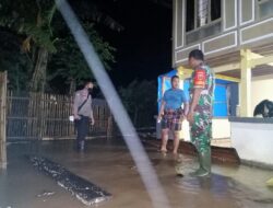 Antisipasi Banjir, Bhabinkamtibmas Bersama Babinsa Berikan Imbauan Kepada Masyarakat