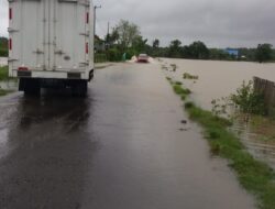 Banjir di Kel.Takkalasi Capai 30 —50 Sentimeter Diatas Permukaan Jalan