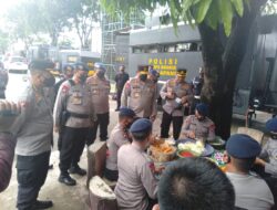 Kapolda SuSel Tinjau Dapur Lapangan Sat Brimob Polda SulSel Dalam Membantu Korban Banjir Makassar 