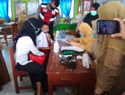 Kanit Sabhara Polsek Pattallassang Pantau Vaksinasi Anak Usia 6-11 Tahun di SDN 01 Centre Pattallassang Takalar