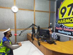 Lewat Radio FM, Sat Lantas Polres Takalar Memberikan Sosialisasi dan Imbauan Lalu Lintas