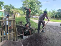 Sinergitas  TNI-POLRI Bantu Ikut Gotong Royong Bersama Warga Perbaiki Saluran Air