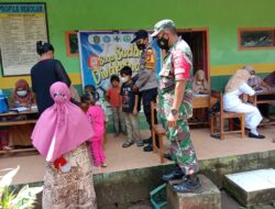 Sinergitas TNI-Polri, Bhabinkamtibmas Bersama Babinsa Pantau Pelaksanaan Vaksinasi Anak di Desa Binaan