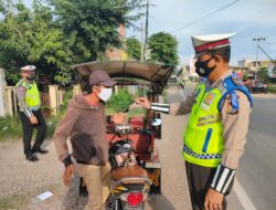 Satlantas Polres Takalar Bagikan Masker Saat Gelar Operasi Yustisi