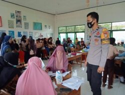 Vaksinasi Anak di Sekolah, Bhabinkamtibmas Dampingi Team Vaksinator