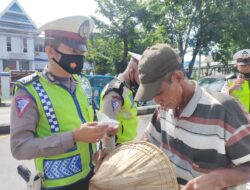 Operasi Yustisi dan Bagikan Masker, Sat Lantas Polres Takalar Ajak Warga Taat Prokes