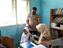 Bhabinkamtibmas Polsek Pattallassang Pantau Giat Vaksinasi Siswa Usia 6-11 Tahun di SD 201 Palemba