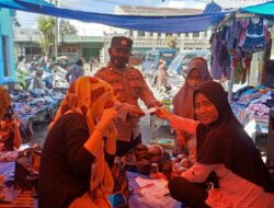 Operasi Yustisi Polsek Marbo Sasar Pengunjung Pasar Lengkese Dengan Berbagi Masker Gratis