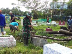 Babinsa Koramil Polut Ajak Masyarakat Bersihkan TPU