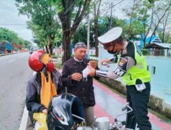 Imbau Masyarakat Taat Prokes, Sat Lantas Polres Takalar Berbagi Masker 