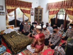 Wujud Kepedulian, Kapolres Takalar Melayat Kerumah Orangtua Anggotanya Yang Meninggal Dunia