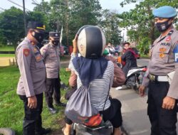 Kapolsek Pattallassang Pimpin Operasi Yustisi, Bagi Masker Ke Pengendara