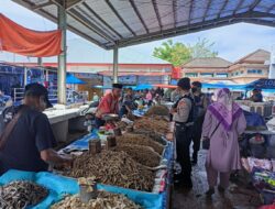 Operasi Yustisi di Pasar Tradisional, Personil Sat Samapta Polres Takalar Beri Teguran 25 Pelanggar Prokes