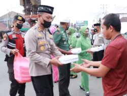 Sinergitas TNI-Polri Berbagi Takjil Jelang Buka Puasa