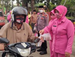 Kapolsek Polut Dan Ketua Bhayangkari Ranting Polut Bagi Bagi Takjil Buka Puasa.
