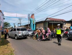 H+1 Perayaan Lebaran, Personil Ops Ketupat 2022 Pengaturan Arus Lalin di Desa Aeng Towa