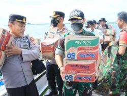 Dandim 1426 Takalar Bersama Kapolres Terobos Ombak Salurkan Bantuan Kepada Korban Puting Beliung di Pulau Tanakeke