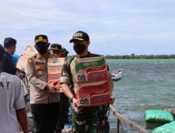 Kapolres Takalar Bantu Korban Puting Beliung di Kepulauan Tanakeke