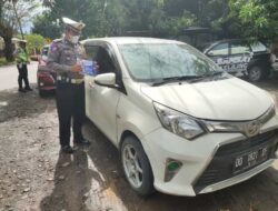 Giat Hari ke 3 OPS PATUH, SatLantas Polres Takalar Gelar Pemasangan Sticker dan Pembagian Brosur