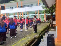 Polsek Sanggalangi Polres Torut Mengenalkan Peraturan Baris-Berbaris (PBB) Kepada Siswa Baru SMKN 2 Tor