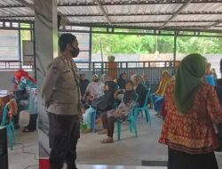 Bhabinkamtibmas Pantau Giat Vaksinasi Dikantor Desa Binaan