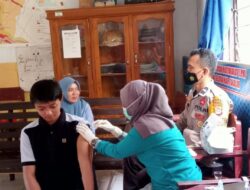 Giat Vaksinasi, Bhabinkamtibmas Polsek Polsel Dampingi Tim Vaksinator