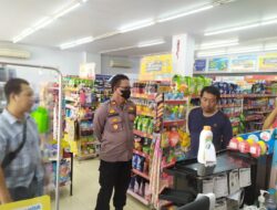 atroli Preventif Kapolsek Pattallassang, Sambangi Mini Market dan Titipkan Pesan Kamtibmas